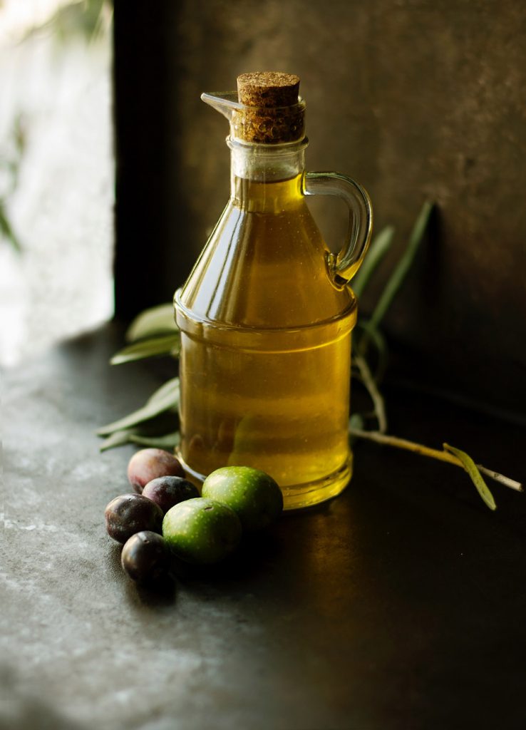 huile d'olive en bouteille avec olives